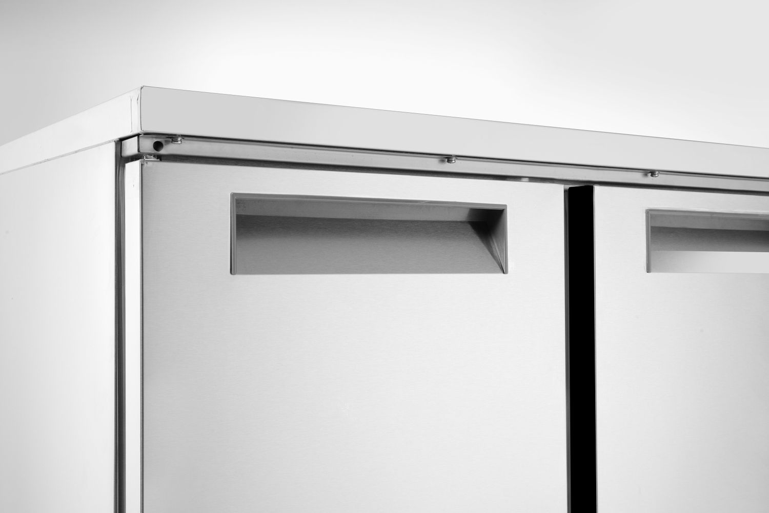 Třídveřový chladicí stůl s pracovní deskou a podstavcem, Arktic, 368L, 1365x700x(H)850mm