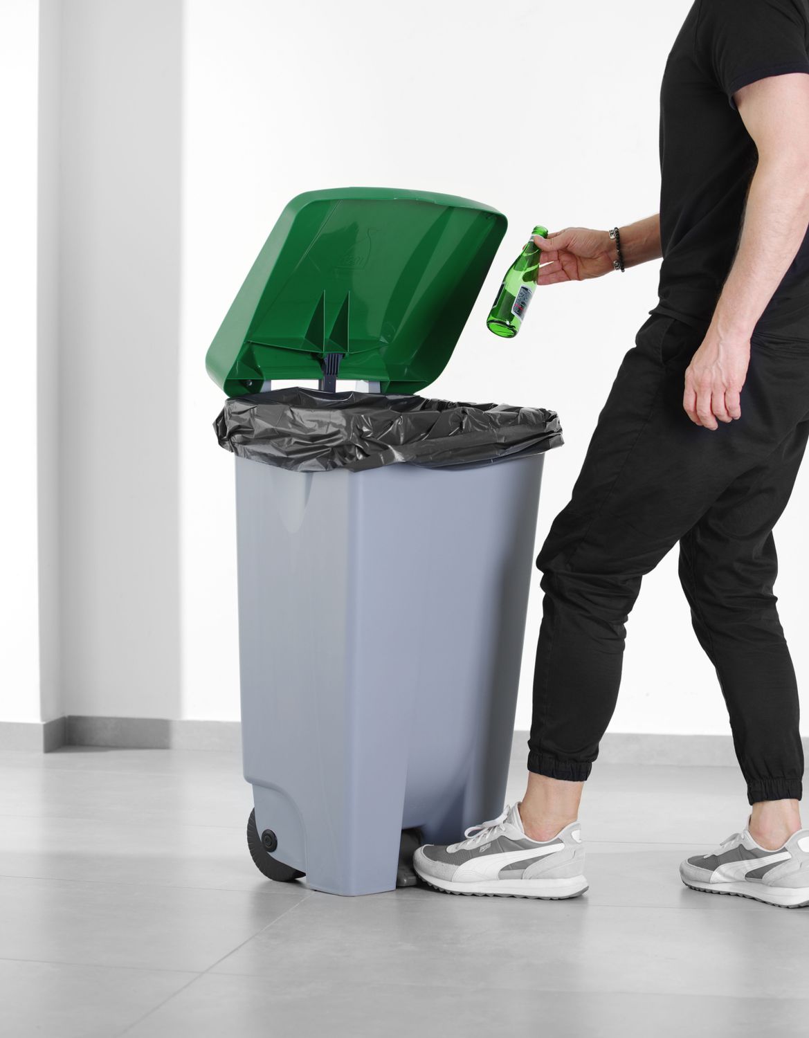 HENDI – odpadkový koš s pedálem a kolečky, 120 l, světle šedý, bez víka, 873458
